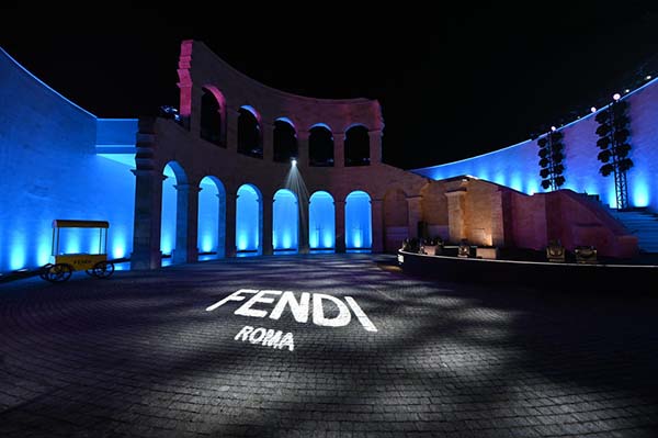 FENDI 霓虹鏡像派對