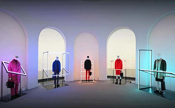 FENDI 霓虹鏡像派對