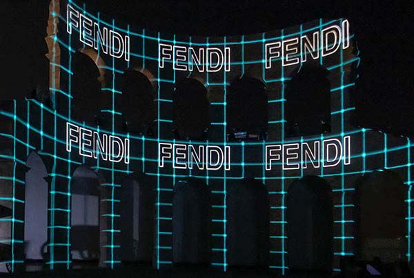 FENDI 霓虹鏡像派對